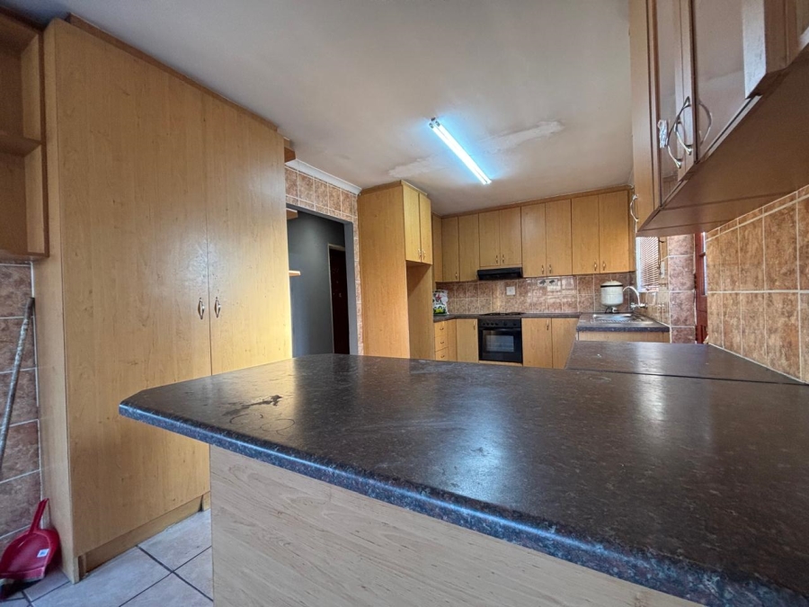 5 Bedroom Property for Sale in Electric City Western Cape